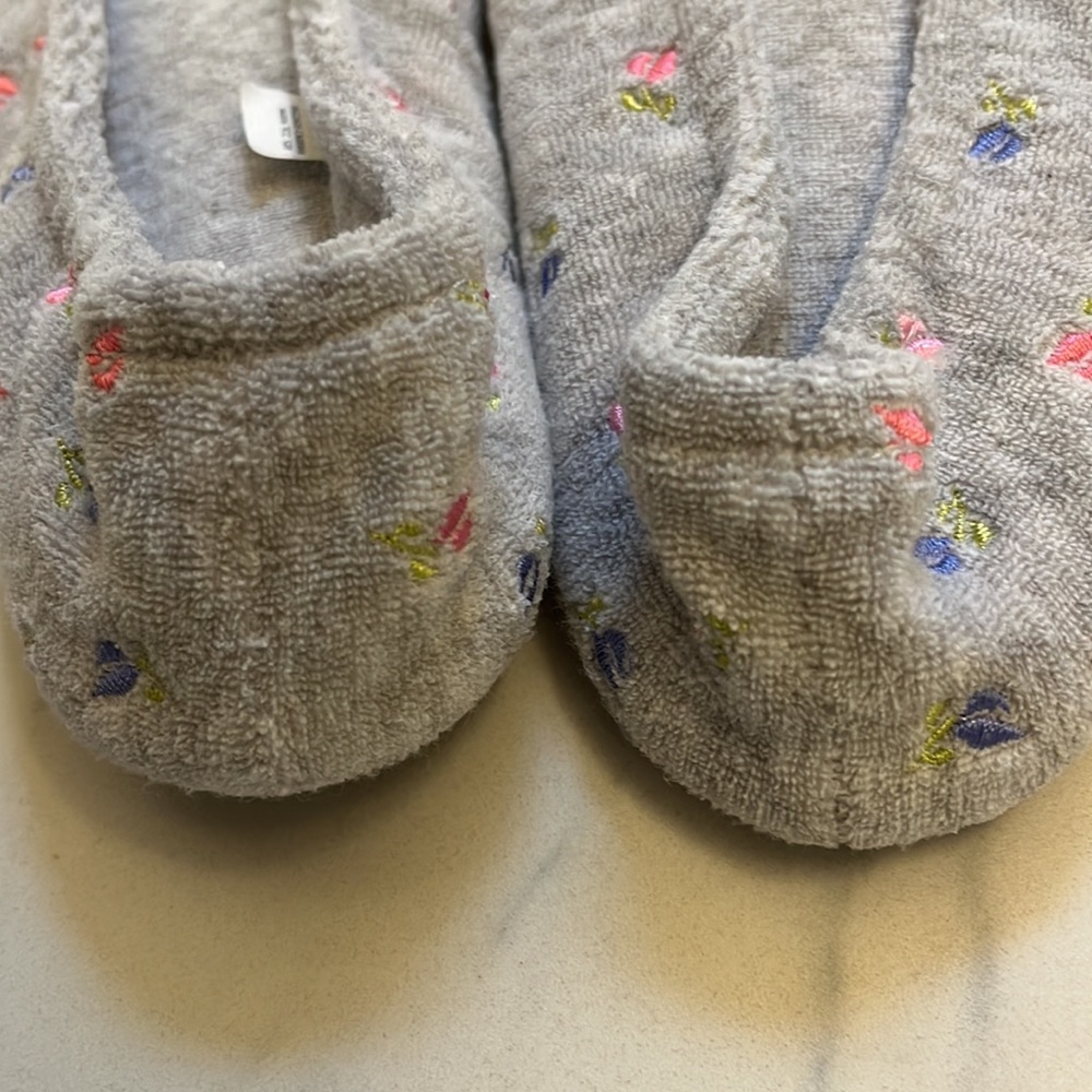 Women's isotoner Floral Embroidered gray Ballerina Slippers size L/G 8-9 - Picture 4 of 4